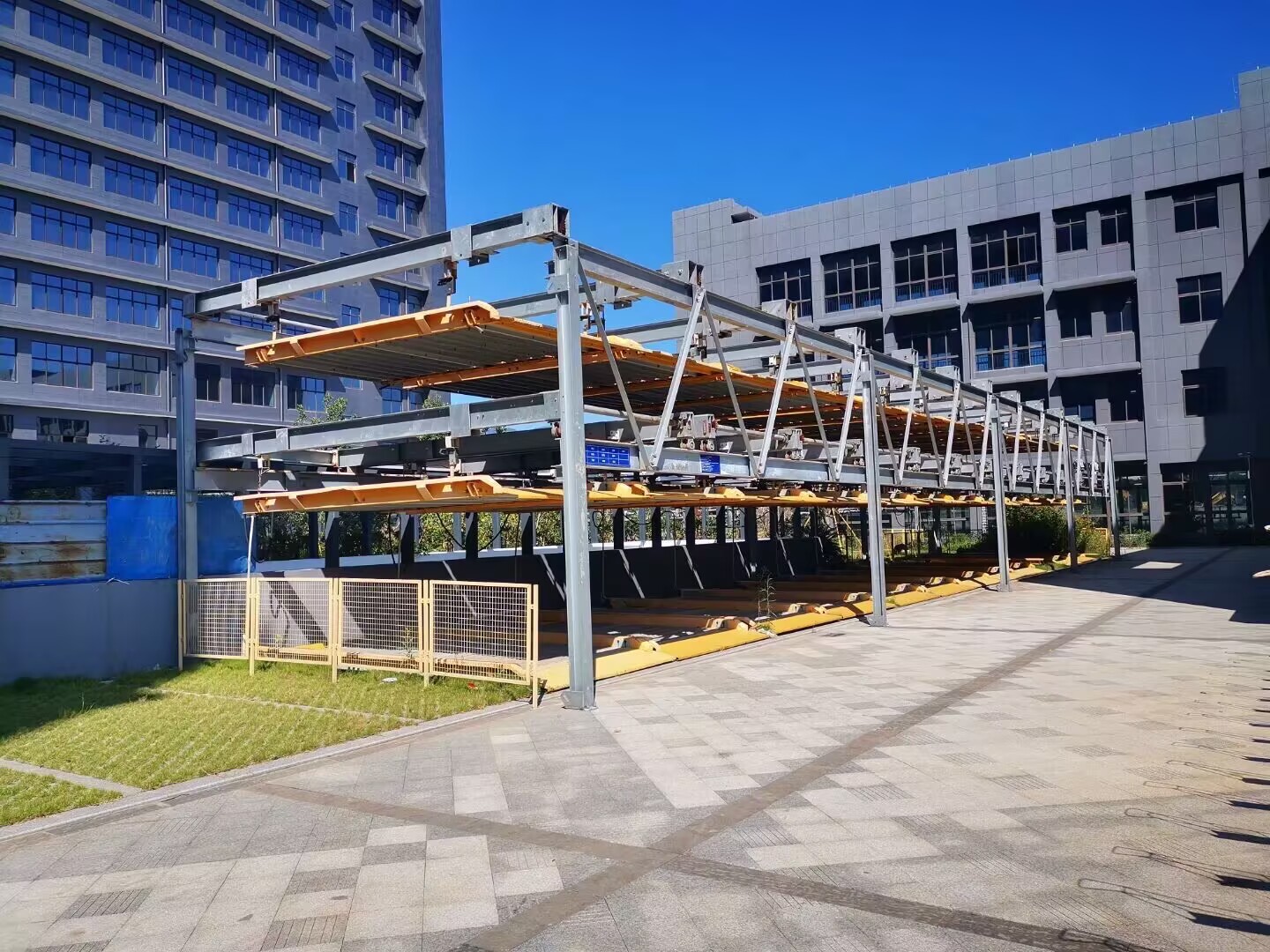 Three-story lifting and transverse three-dimensional garage