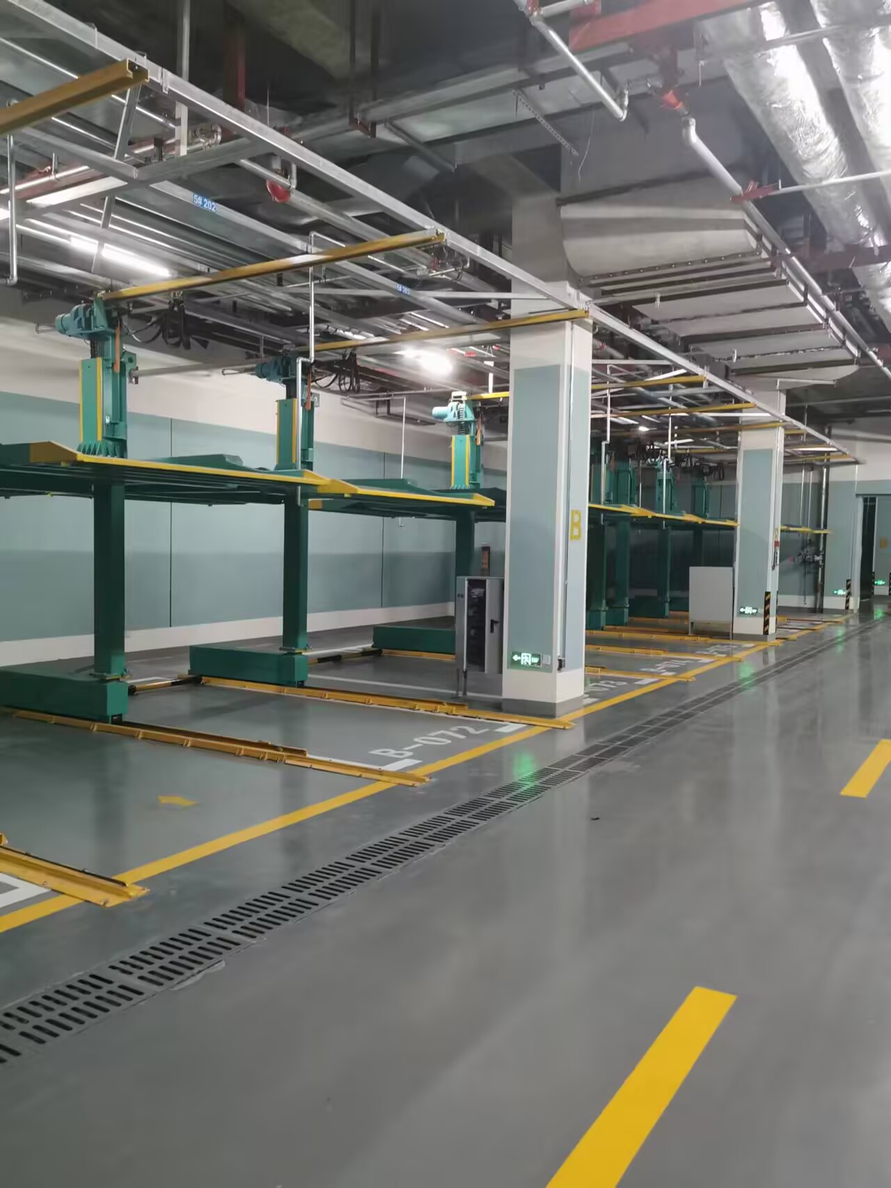 Single cantilever three-dimensional garage without avoidance